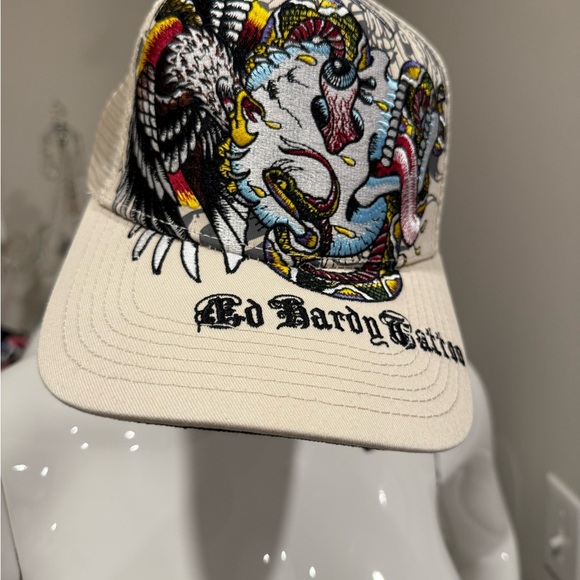 Ed Hardy Embroidered Battle
Skull - Khaki SnapBack Cap - Picture 9 of 16